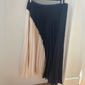 Theory Pleated Skirt in Size Small
